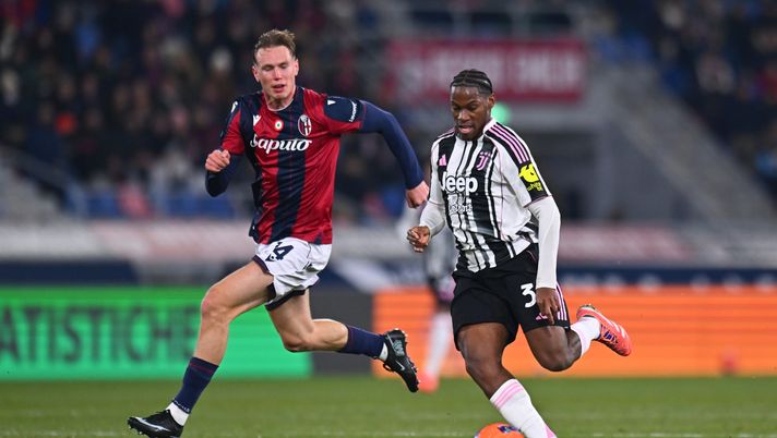 BOLOGNA, ITALY - DECEMBER 14: Jonathan David of Juventus is challenged by Torbjorn Heggem of Bologna during the Serie A match between Bologna FC 1909 and Juventus FC at Renato Dall'Ara Stadium on December 14, 2025 in Bologna, Italy. (Photo by Alessandro Sabattini/Getty Images) La Juve passa al Dall’Ara con Cabal: 0-1. Traversa Zortea ed espulso Heggem- immagine 1
