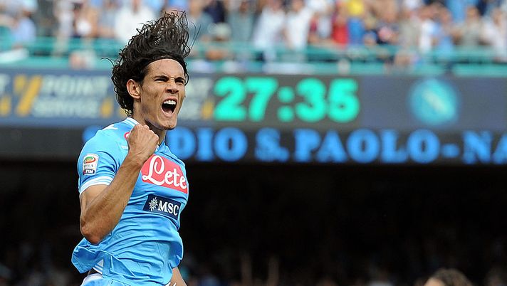 NAPLES, ITALY - MAY 12:  Edinson Cavani of Napoli celebrates after scoring the goal 1-1 during the Serie A match between SSC Napoli and AC Siena at Stadio San Paolo on May 12, 2013 in Naples, Italy.  (Photo by Giuseppe Bellini/Getty Images)  Cavani, il Napoli e un gin tonic: l’incredibile retroscena di Anellucci - immagine 1