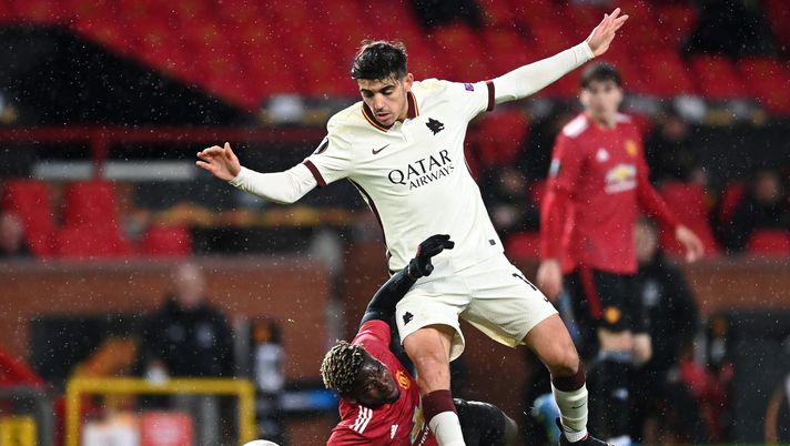 MANCHESTER, ENGLAND - APRIL 29: Paul Pogba of Manchester United battles for possession with Gonzalo Villar of Roma during the UEFA Europa League Semi-final First Leg match between Manchester United and AS Roma at Old Trafford on April 29, 2021 in Manchester, England. Sporting stadiums around Europe remain under strict restrictions due to the Coronavirus Pandemic as Government social distancing laws prohibit fans inside venues resulting in games being played behind closed doors. (Photo by Michael Regan/Getty Images) Villar pazzo per la nuova maglia della Roma: “Troppo bella. Ne voglio cinque” - immagine 1
