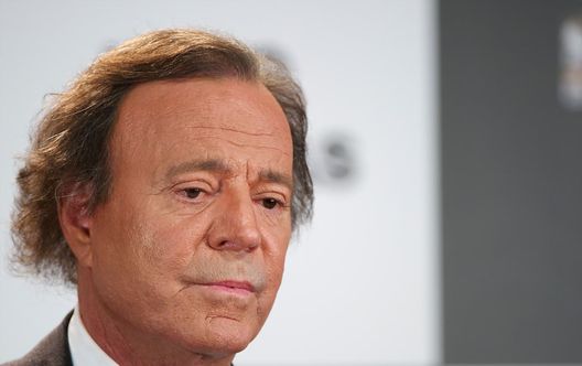 Julio Iglesias accusato di violenza sessuale da due sue ex dipendenti- immagine 2