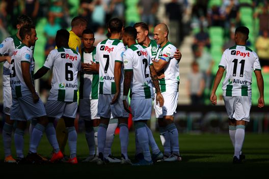 GRONINGEN, PAESI BASSI - 13 SETTEMBRE: Il capitano Arjen Robben del Football Club Groningen parla con i suoi compagni di squadra prima della partita di Eredivisie olandese tra FC Groningen e PSV Eindhoven all'Hitachi Capital Mobility Stadion il 13 settembre 2020 a Groningen, Paesi Bassi. (Foto di Dean Mouhtaropoulos/Getty Images) groningen