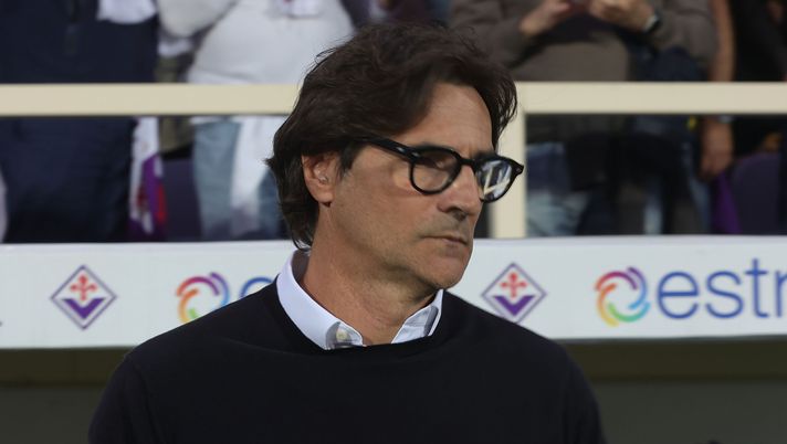 FLORENCE, ITALY - MAY 22: Head coach Paolo Vanoli manager of ACF Fiorentina looks on during the Serie A match between ACF Fiorentina and Atalanta BC at Artemio Franchi on May 22, 2026 in Florence, Italy. (Photo by Gabriele Maltinti/Getty Images) I successi sulla Cremonese essenziali per la salvezza della Fiorentina - immagine 1