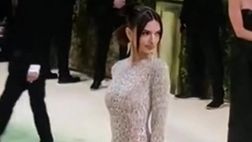 VIDEO / Emily Ratajkowski fa girare la testa ai fans: nude look al Met Gala