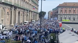 Napoli-Cagliari, folla in attesa a Piazza Plebiscito per l’apertura del maxischermo