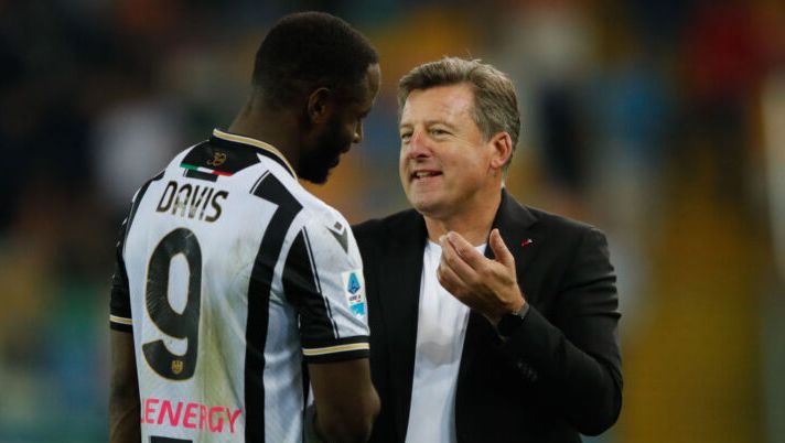 UDINE, ITALY - OCTOBER 25: Manager of Udinese Kosta Runjaic congratulates Keinan Davis at the end of the Serie A match between Udinese and Cagliari at Stadio Friuli on October 25, 2024 in Udine, Italy. (Photo by Timothy Rogers/Getty Images) Runjaic: “Lovric segnerà presto! Così vedo la coppia Lucca-Davis, Karlstrom mi piace molto” - immagine 1