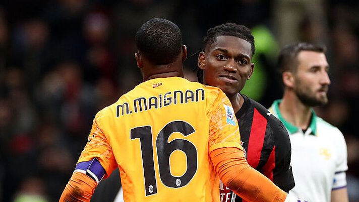 MILAN, ITALY - NOVEMBER 02: Mike Maignan of AC Milan celebrates with teammate Rafael Leao after saving a penalty kick from Paulo Dybala of AS Roma (not pictured) during the Serie A match between AC Milan and AS Roma at Giuseppe Meazza Stadium on November 02, 2025 in Milan, Italy. (Photo by Marco Luzzani/Getty Images) I voti di Milan-Roma al fanta: flop Dybala, Pavlovic più di Maignan e Svilar! Dovbyk come Fofana - immagine 1