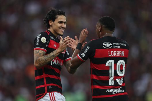 Pedro Guilherme del Flamengo festeggia con Lorran Lucas dopo aver segnato il primo gol della sua squadra durante la partita tra Flamengo e Cruzeiro, valida per il Brasileirao 2024, allo Stadio Maracanã il 30 giugno 2024 a Rio de Janeiro, Brasile. (Foto di Wagner Meier/Getty Images) Lorran, ESCLUSIVA Santiago: “Numero 10 offensivo, fisico e talento, ma serve disciplina’”- immagine 3