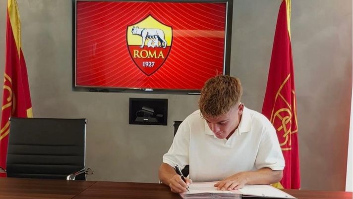 Marchetti festeggia il suo primo contratto con la Roma: ”Onorato di aver firmato” Marchetti festeggia il suo primo contratto con la Roma: ”Onorato di aver firmato” - immagine 1