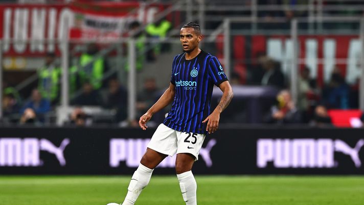 MILAN, ITALY - MARCH 08: Manuel Akanji of FC Internazionale during the Serie A match between AC Milan and FC Internazionale at Giuseppe Meazza Stadium on March 08, 2026 in Milan, Italy. (Photo by Luca Amedeo Bizzarri - Inter/Inter via Getty Images) Inter, Akanji lancia la sfida alla Roma: “Non abbiamo paura di nessuno” - immagine 1