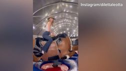 VIDEO / Diletta Leotta contro il toro meccanico: chi vince?