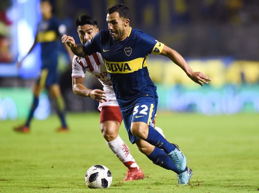 Carlos Tevez con la maglia del Boca Juniors in una partita contro l'Union de Santa Fe (Photo by Marcelo Endelli/Getty Images) Boca Juniors-Union de Santa Fe, due squadre in cerca di riscatto: il pronostico di DDD- immagine 2