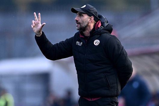 Emanuele Troise, allenatore dell'Arezzo, reagisce durante la partita di Serie C tra Arezzo e Pescara allo Stadio Città di Arezzo il 17 novembre 2024 ad Arezzo “Napoli, punto guadagnato: che sofferenza col Bologna”: Emanuele Troise ed il cuore diviso a metà- immagine 2