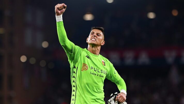 GENOA, ITALY - AUGUST 17: Pierluigi Gollini of Genoa celebrates after the Serie A match between Genoa and Inter at Stadio Luigi Ferraris on August 17, 2024 in Genoa, Italy. (Photo by Simone Arveda/Getty Images) BREAKING – Ryan passa al Lens e Gollini va alla Roma: le cifre dell’operazione - immagine 1