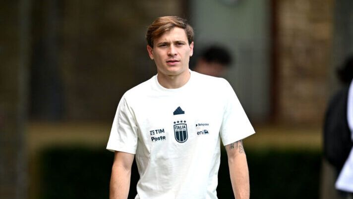 FLORENCE, ITALY - MAY 31: Nicolò Barella of Italy arrives at Centro Tecnico Federale di Coverciano on May 31, 2024 in Florence, Italy. (Photo by Claudio Villa/Getty Images) Nazionale, allarme rientrato per Barella: le sue condizioni e cosa filtra su Meret - immagine 1