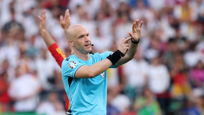 L’ira della Germania su Taylor dopo il rigore negato: il gesto del vice di Nagelsmann - immagine 1