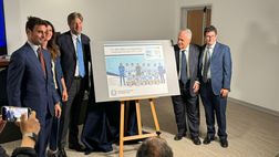 Lotito firma il francobollo dedicato alla Lazio campione d’Italia nel ’74 – VIDEO