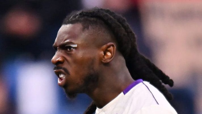SASSUOLO, ITALY - DECEMBER 06: Moise Kean of ACF Fiorentina reacts during the Serie A match between US Sassuolo Calcio and ACF Fiorentina at Mapei Stadium Citta del Tricolore on December 06, 2025 in Sassuolo, Italy. (Photo by Alessandro Sabattini/Getty Images) L’appello di Gazzetta: “Chi vuole tenersi la A deve reagire. Ma senza minacce” - immagine 1