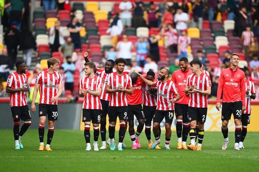 BRENTFORD, ENGLAND - MAY 14: Players of Brentford celebrate after the team's victory in the Premier League match between Brentford FC and West Ham United at Gtech Community Stadium on May 14, 2023 in Brentford, England. (Photo by Alex Davidson/Getty Images)  Brentford-Nottingham Forest, le probabili formazioni: ok Wood. Aina e Jensen dal 1′- immagine 2