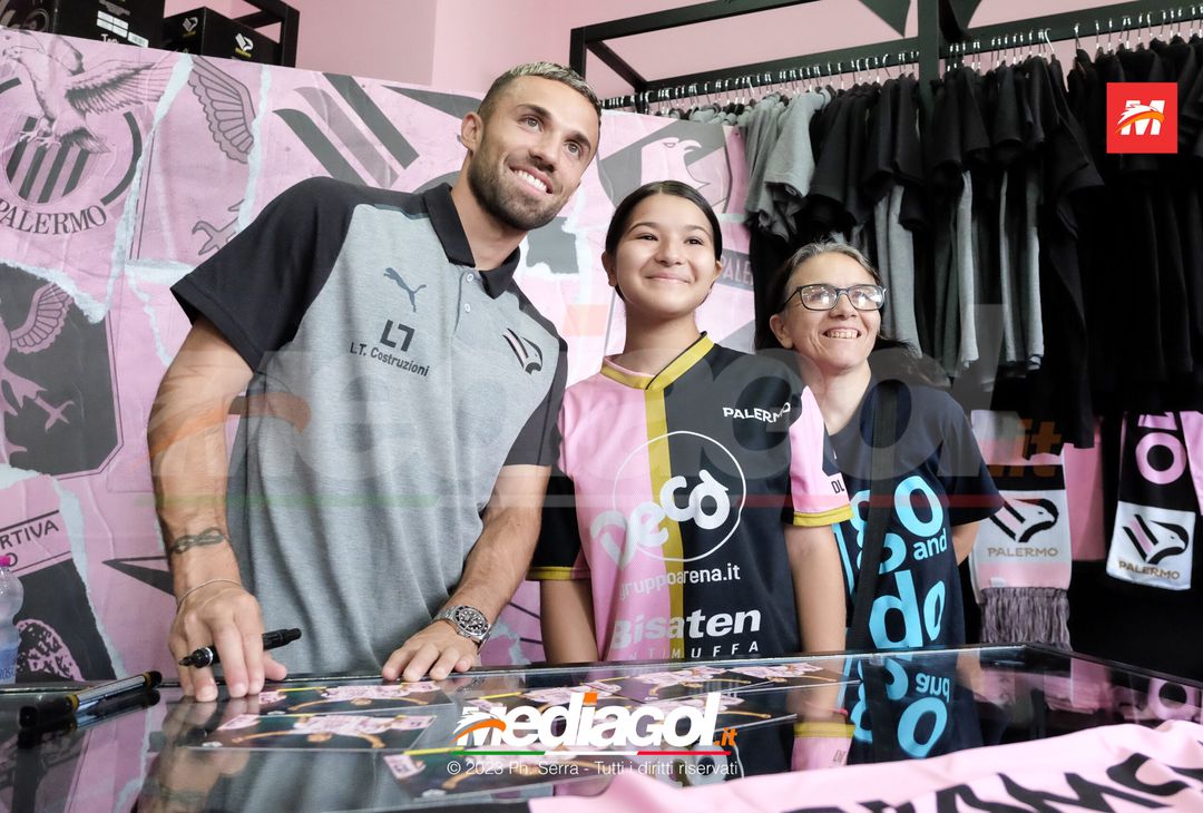 FOTO PALERMO: Federico Di Francesco scatta selfie con i tifosi allo store (GALLERY) - immagine 60