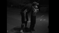 VIDEO / Concerto a Sanza, Fedez fa posto ad un bimbo per cantare ‘Battito’