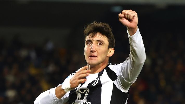 LECCE, ITALY - DECEMBER 01: Andrea Cambiaso of Juventus celebrates after scoring the opening goal during the Serie A match between Lecce and Juventus at Stadio Via del Mare on December 01, 2024 in Lecce, Italy. (Photo by Maurizio Lagana/Getty Images) Juve, sempre più Tudor. Muro su Cambiaso, i primi obiettivi per la prossima stagione - immagine 1