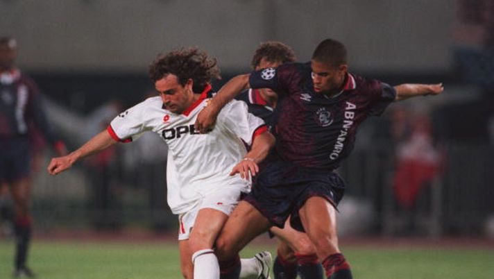 24 MAY 1995: MARCO SIMONE OF MILAN FORCES HIS WAY PAST MICHAEL REIZIGER OF AJAX DURING THE EUROPEAN CUP FINAL IN VIENNA. Mandatory Credit: Clive Brunskill/ALLSPORT Ajax