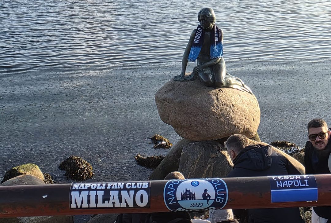 Napoli “conquista” Copenaghen: sciarpa azzurra attorno alla Sirenetta – GALLERY- immagine 1