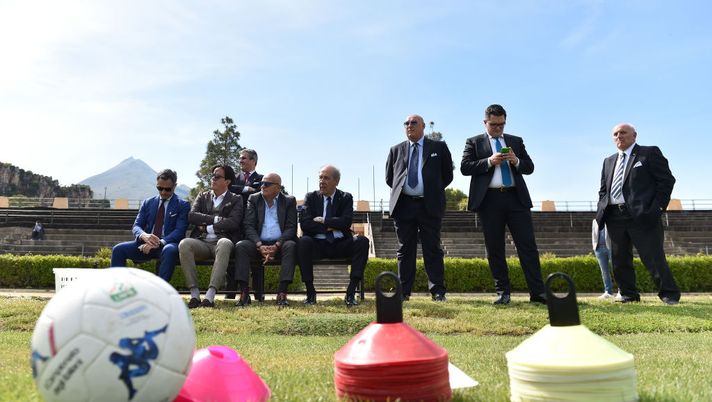 PALERMO, ITALY - MAY 08: Vincenzo Macaione, Walter Tuttolomondo, Salvatore Tuttolomondo, Riono Foschi, Fabrizio Lucchesi, Stefano Pistilli and Roberto Bergamo, look on during a US Citta' di Palermo training session at Campo Tenente Onorato on May 08, 2019 in Palermo, Italy. (Photo by Tullio M. Puglia/Getty Images) Fideiussioni, broker e strane società: il link tra la mancata iscrizione in B dell’U.S. Città di Palermo e il caso Mascherinagate nel Lazio - immagine 1