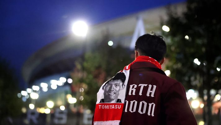 Un fan con la sciarpa di Takehiro Tomiyasu. (Photo by Alex Pantling/Getty Images) Serie A, Takehiro Tomiyasu si accasa all’Ajax: l’ex Bologna era sorprendentemente senza contratto - immagine 1