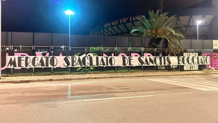 Palermo, nuovo striscione della Curva Nord 12: “Mercato sbagliato, De Sanctis bocciato” - immagine 1