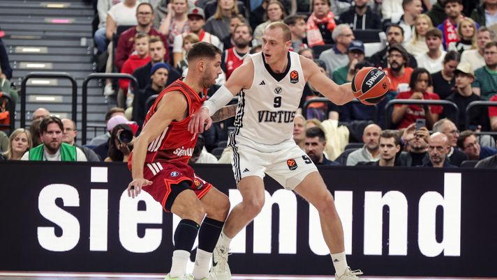 MUNICH, GERMANY - OCTOBER 30: Alen Smailagic, #9 of Virtus Bologna, Stefan Jovic, #16 of FC Bayern Munich in action during the EuroLeague Regular Season Round 8 match between FC Bayern Munich and Virtus Bologna at SAP Garden on October 30, 2025 in Munich, Germany. (Photo by Christina Pahnke/Euroleague Basketball via Getty Images) Trento-Bologna live: streaming gratis e diretta TV del match basket Serie A - immagine 1