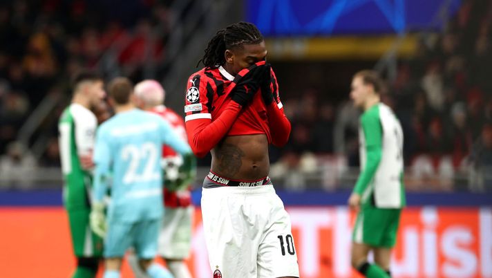 MILAN, ITALY - FEBRUARY 18: Rafael Leao of AC Milan reacts during the UEFA Champions League 2024/25 League Knockout Play-off second leg match between AC Milan and Feyenoord at San Siro Stadium on February 18, 2025 in Milan, Italy. (Photo by Marco Luzzani/Getty Images)  leao-commento-social-instagram-assenza-dalla-prossima-champions-league-milan