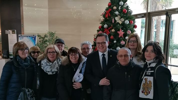 I tifosi col DG Collavino Una trasferta memorabile per i 200 eroi di Lecce. Le foto dal club di San Daniele nell’albergo della squadra - immagine 1