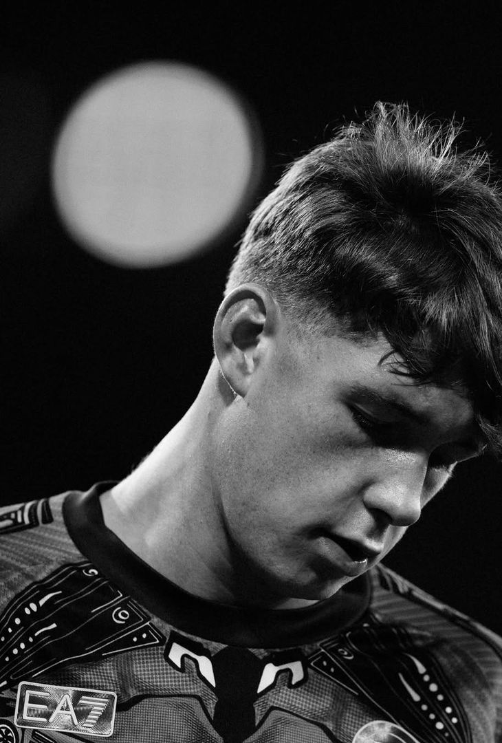 L'estasi per la prestazione di Kevin De Bruyne e la gioia per la doppietta messa a referto da Rasmus Hojlund: due sentimenti positivi (e cardini) rappresentati alla perfezione dal riassunto 'in bianco e nero' di Napoli-Sporting Lisbona realizzato dall'admin dell'account Instagram della compagine partenopea.