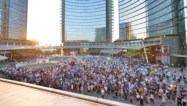 MILAN, ITALY - JULY 14: Inter fans look on during the presentation of the new 2022/2023 Nike jersey at the Nike store in piazza Gae Aulenti 6 on July 14, 2022 in Milan, Italy. (Photo by Mattia Pistoia - Inter/Inter via Getty Images) Inter, altro bagno di folla coi due trofei. Domani in Piazza Gae Aulenti con le nuove maglie - immagine 1