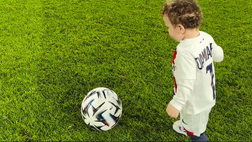 Piccoli Kvara crescono: i primi calci al pallone di Damiane al Parco dei Principi