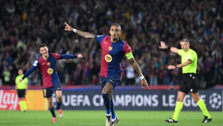 BARCELONA, SPAIN - OCTOBER 23: Raphinha of FC Barcelona celebrates scoring his team's third goal during the UEFA Champions League 2024/25 League Phase MD3 match between FC Barcelona and FC Bayern Munchen at Estadi Olimpic Lluis Companys on October 23, 2024 in Barcelona, Spain. (Photo by David Ramos/Getty Images) Raphinha si scaglia contro Xavi: “Non si fidava di me, ero il suo bersaglio” - immagine 1