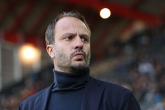 UDINE, ITALIA - 10 GENNAIO: Alberto Gilardino, allenatore del Pisa, osserva prima del calcio d'inizio della partita di Serie A tra Udinese Calcio e Pisa SC allo Stadio Friuli il 10 gennaio 2026 a Udine, Italia. (Foto di Timothy Rogers/Getty Images) Inter-Pisa Gilardino