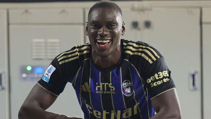 PISA, ITALY - NOVEMBER 7: Idrissa Toure' of Pisa Sporting Club celebrates the victory after during the Serie A match between Pisa SC and US Cremonese at Arena Garibaldi on November 7, 2025 in Pisa, Italy. (Photo by Gabriele Maltinti/Getty Images) Mercato, Inter promuove a pieni voti Touré! E può arrivare già a gennaio in uno scambio con… - immagine 1