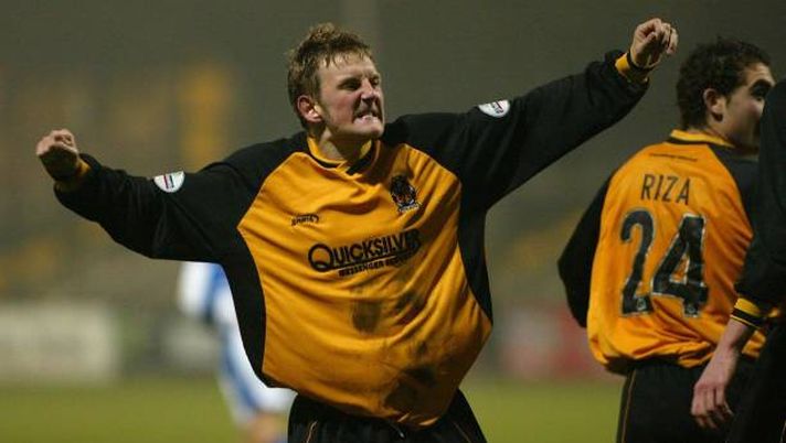 Tom Youngs of Cambridge celebrates giving his side a second half lead against Bristol Rovbers during their Nationwide Division Three match at Cambridge's Abbey Stadium. Final score 3-1 to Cambridge. THIS PICTURE CAN ONLY BE USED WITHIN THE CONTEXT OF AN EDITORIAL FEATURE. NO UNOFFICIAL CLUB WEBSITE USE. (Photo by Gareth Fuller - PA Images/PA Images via Getty Images) Calcio inglese in lutto, addio all’ex stella del Cambridge Tom Youngs - immagine 1