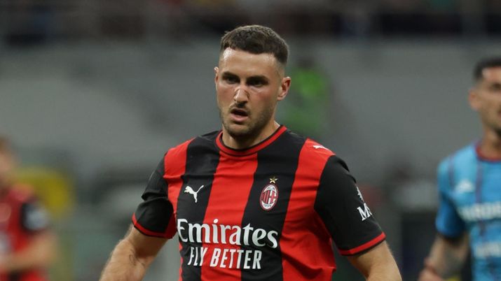 Santiago Gimenez (attaccante del Milan), potrebbe essere ceduto nel calciomercato | (Getty Images) Santiago Gimenez alla Lazio? Stipendio, quanto deve incassare il Milan e la possibile strategia