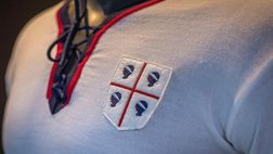Cagliari, ecco la maglia celebrativa dello Scudetto del 1970, Pavoletti: “Un onore”
