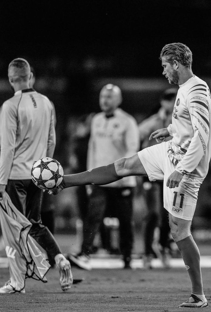 L'estasi per la prestazione di Kevin De Bruyne e la gioia per la doppietta messa a referto da Rasmus Hojlund: due sentimenti positivi (e cardini) rappresentati alla perfezione dal riassunto 'in bianco e nero' di Napoli-Sporting Lisbona realizzato dall'admin dell'account Instagram della compagine partenopea.