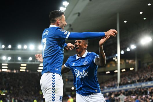 Dwight McNeil e Ashley Young dell'Everton festeggiano il secondo gol della loro squadra, segnato da Dominic Calvert-Lewin dell'Everton (non in foto), durante la partita di Premier League tra Everton FC e Liverpool FC al Goodison Park il 24 aprile 2024 a Liverpool, Inghilterra. (Photo by Michael Regan/Getty Images) Eterno Ashley Young: a 40 anni firma con l’Ipswich Town- immagine 3