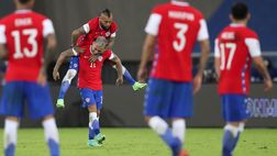 VIDEO Polemica in Sudamerica, l’ex Napoli Vargas fa gol con il portiere infortunato