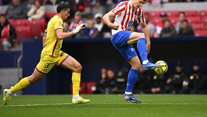 MADRID, SPAIN - MARCH 14: Alexander Sorloth of Atletico de Madrid is put under pressure by Abdelkabir Abqar of Getafe CF during the LaLiga EA Sports match between Atletico de Madrid and Getafe CF at Riyadh Air Metropolitano on March 14, 2026 in Madrid, Spain. (Photo by Denis Doyle/Getty Images) Atletico Madrid-Getafe, Abqar espulso per aver toccato le parti intime di Sørloth - immagine 1