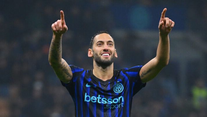MILAN, ITALY - OCTOBER 29: Hakan Calhanoglu of FC Internazionale celebrates after scoring the goal during the Serie A match between FC Internazionale and ACF Fiorentina at Giuseppe Meazza Stadium on October 29, 2025 in Milan, Italy. (Photo by Mattia Pistoia - Inter/Inter via Getty Images) Inter, oggi gli esami per Acerbi e Calhanoglu: ecco le prime previsioni sui loro infortuni - immagine 1