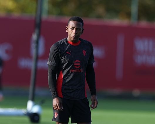 Pervis Estupinian ieri 6 novembre a Milanello (Photo by Claudio Villa/AC Milan via Getty Images) Parma-Milan, Pulisic convocato: due soli assenti, Rabiot e Gimenez