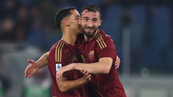 ROME, ITALY - FEBRUARY 24: Bryan Cristante of Roma celebrates scoring his teams fourth goal of the game with teammate Anass Salah-Eddine during the Serie A match between AS Roma and Monza at Stadio Olimpico on February 24, 2025 in Rome, Italy. (Photo by Paolo Bruno/Getty Images) UFFICIALE – Salah-Eddine lascia la Roma: ecco l’annuncio sul passaggio al PSV - immagine 1