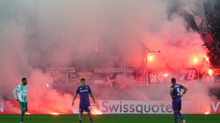ST GALLEN, SWITZERLAND - OCTOBER 24: Flares lit by ACF Fiorentina supporters interrupt play during the UEFA Conference League 2024/25 League Phase MD2 match between FC St. Gallen 1879 and ACF Fiorentina at Kybunpark on October 24, 2024 in St Gallen, Switzerland. (Photo by Carsten Harz/Getty Images)